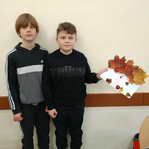 Uczniowie i ich prace podczas warsztatów z okazji Międzynarodowego Dnia Drzewa fot. 5