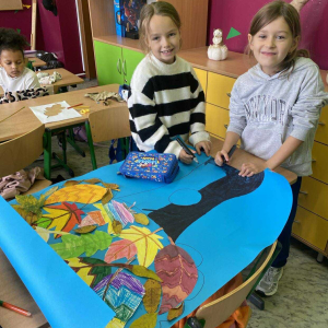 Uczniowie i ich prace podczas warsztatów z okazji Międzynarodowego Dnia Drzewa fot. 54