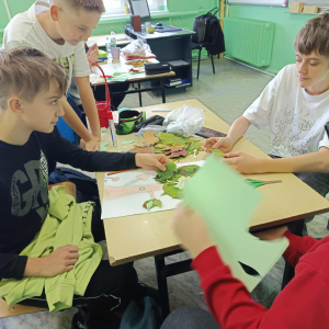 Uczniowie i ich prace podczas warsztatów z okazji Międzynarodowego Dnia Drzewa fot. 28