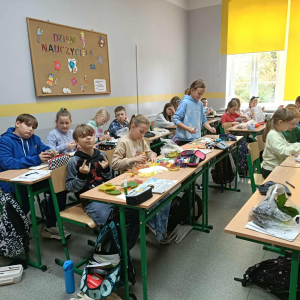 Uczniowie i ich prace podczas warsztatów z okazji Międzynarodowego Dnia Drzewa fot. 24