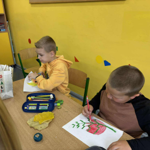 Uczniowie i ich prace podczas warsztatów z okazji Międzynarodowego Dnia Drzewa fot. 16
