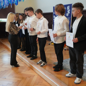 Dzień Edukacji Narodowej – Występy uczniów, wręczanie Stypendiów Dyrektora Szkoły, podziękowania dla pracowników SP3. Fot. 18