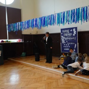 Dzień Edukacji Narodowej – Występy uczniów, wręczanie Stypendiów Dyrektora Szkoły, podziękowania dla pracowników SP3. Fot. 12