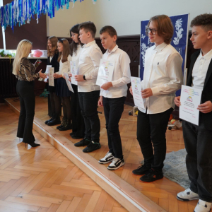 Dzień Edukacji Narodowej – Występy uczniów, wręczanie Stypendiów Dyrektora Szkoły, podziękowania dla pracowników SP3. Fot. 33