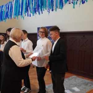 Dzień Edukacji Narodowej – Występy uczniów, wręczanie Stypendiów Dyrektora Szkoły, podziękowania dla pracowników SP3. Fot. 39