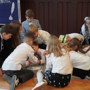 Dzień Edukacji Narodowej – Występy uczniów, wręczanie Stypendiów Dyrektora Szkoły, podziękowania dla pracowników SP3. Fot. 31