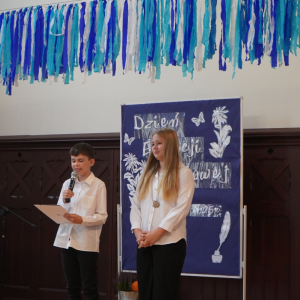 Dzień Edukacji Narodowej – Występy uczniów, wręczanie Stypendiów Dyrektora Szkoły, podziękowania dla pracowników SP3. Fot. 11