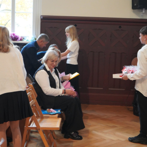 Dzień Edukacji Narodowej – Występy uczniów, wręczanie Stypendiów Dyrektora Szkoły, podziękowania dla pracowników SP3. Fot. 44