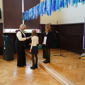 Dzień Edukacji Narodowej – Występy uczniów, wręczanie Stypendiów Dyrektora Szkoły, podziękowania dla pracowników SP3. Fot. 32