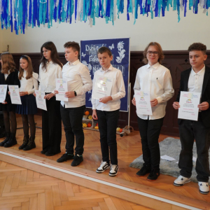 Dzień Edukacji Narodowej – Występy uczniów, wręczanie Stypendiów Dyrektora Szkoły, podziękowania dla pracowników SP3. Fot. 13