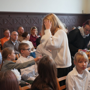 Dzień Edukacji Narodowej – Występy uczniów, wręczanie Stypendiów Dyrektora Szkoły, podziękowania dla pracowników SP3. Fot. 45