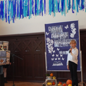 Dzień Edukacji Narodowej – Występy uczniów, wręczanie Stypendiów Dyrektora Szkoły, podziękowania dla pracowników SP3. Fot. 14