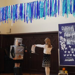 Dzień Edukacji Narodowej – Występy uczniów, wręczanie Stypendiów Dyrektora Szkoły, podziękowania dla pracowników SP3. Fot. 23