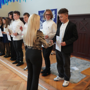 Dzień Edukacji Narodowej – Występy uczniów, wręczanie Stypendiów Dyrektora Szkoły, podziękowania dla pracowników SP3. Fot. 5