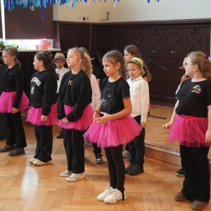 Dzień Edukacji Narodowej – Występy uczniów, wręczanie Stypendiów Dyrektora Szkoły, podziękowania dla pracowników SP3. Fot. 15