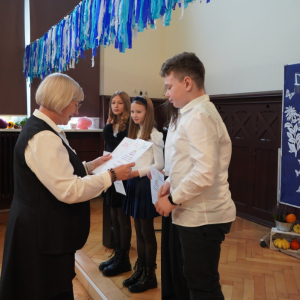 Dzień Edukacji Narodowej – Występy uczniów, wręczanie Stypendiów Dyrektora Szkoły, podziękowania dla pracowników SP3. Fot. 16