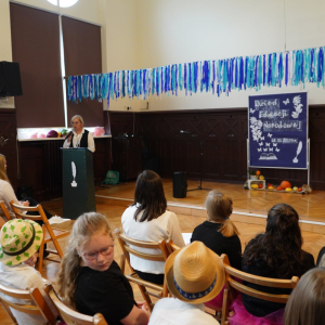 Dzień Edukacji Narodowej – Występy uczniów, wręczanie Stypendiów Dyrektora Szkoły, podziękowania dla pracowników SP3. Fot. 6