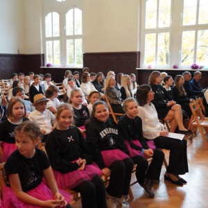 Dzień Edukacji Narodowej – Występy uczniów, wręczanie Stypendiów Dyrektora Szkoły, podziękowania dla pracowników SP3. Fot. 4