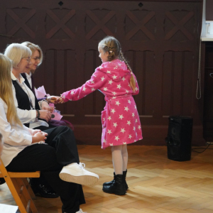 Dzień Edukacji Narodowej – Występy uczniów, wręczanie Stypendiów Dyrektora Szkoły, podziękowania dla pracowników SP3. Fot. 9