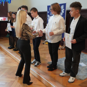 Dzień Edukacji Narodowej – Występy uczniów, wręczanie Stypendiów Dyrektora Szkoły, podziękowania dla pracowników SP3. Fot. 30