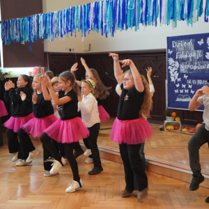 Dzień Edukacji Narodowej – Występy uczniów, wręczanie Stypendiów Dyrektora Szkoły, podziękowania dla pracowników SP3. Fot. 1