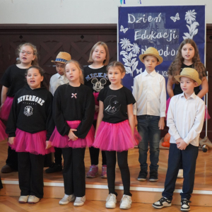 Dzień Edukacji Narodowej – Występy uczniów, wręczanie Stypendiów Dyrektora Szkoły, podziękowania dla pracowników SP3. Fot. 29