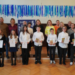 Dzień Edukacji Narodowej – Występy uczniów, wręczanie Stypendiów Dyrektora Szkoły, podziękowania dla pracowników SP3. Fot. 37