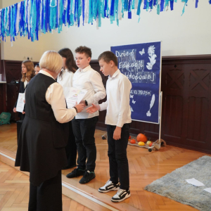 Dzień Edukacji Narodowej – Występy uczniów, wręczanie Stypendiów Dyrektora Szkoły, podziękowania dla pracowników SP3. Fot. 7