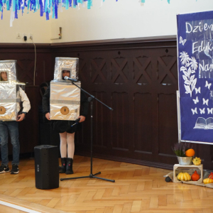 Dzień Edukacji Narodowej – Występy uczniów, wręczanie Stypendiów Dyrektora Szkoły, podziękowania dla pracowników SP3. Fot. 36