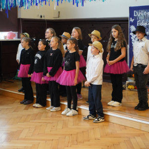 Dzień Edukacji Narodowej – Występy uczniów, wręczanie Stypendiów Dyrektora Szkoły, podziękowania dla pracowników SP3. Fot. 42