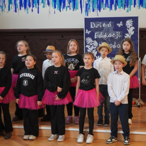 Dzień Edukacji Narodowej – Występy uczniów, wręczanie Stypendiów Dyrektora Szkoły, podziękowania dla pracowników SP3. Fot. 3