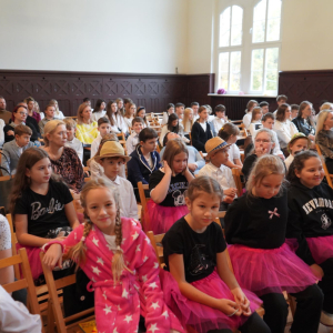 Dzień Edukacji Narodowej – Występy uczniów, wręczanie Stypendiów Dyrektora Szkoły, podziękowania dla pracowników SP3. Fot. 2