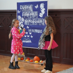 Dzień Edukacji Narodowej – Występy uczniów, wręczanie Stypendiów Dyrektora Szkoły, podziękowania dla pracowników SP3. Fot. 28