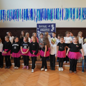 Dzień Edukacji Narodowej – Występy uczniów, wręczanie Stypendiów Dyrektora Szkoły, podziękowania dla pracowników SP3. Fot. 38