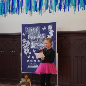 Dzień Edukacji Narodowej – Występy uczniów, wręczanie Stypendiów Dyrektora Szkoły, podziękowania dla pracowników SP3. Fot. 46
