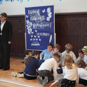 Dzień Edukacji Narodowej – Występy uczniów, wręczanie Stypendiów Dyrektora Szkoły, podziękowania dla pracowników SP3. Fot. 10