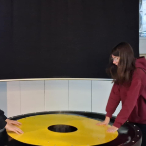 Wizyta 7b w Centrum Nauki Kopernik - (od lewej) Helena, Judyta i Kasia