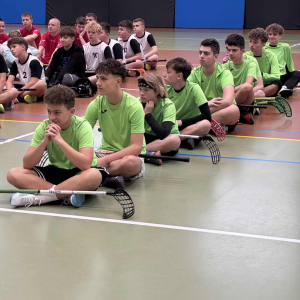 Finał powiatu Igrzysk Młodzieży Szkolnej w unihokeju chłopców - prezentacja drużyn