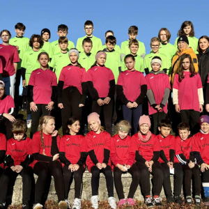 Uczestnicy Finału Powiatu w Drużynowych Biegach Przełajowych - uczniowie i panie trenerki SP3