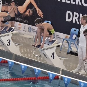 Rywalizacja podczas finał wojewódzki w pływaniu drużynowym w ramach Igrzysk Dzieci na Termach Maltańskich w Poznaniu