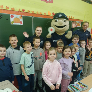 Uczniowie z policjantami i "Pyrkiem"