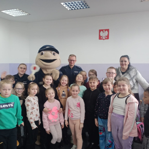 Uczniowie z policjantami i "Pyrkiem"