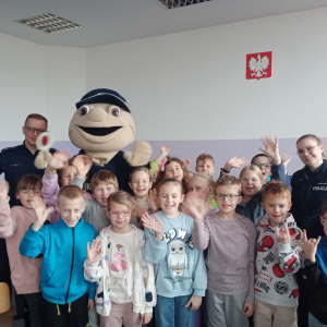 Uczniowie z policjantami i "Pyrkiem"