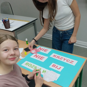 Uczniowie wykonujący plakaty