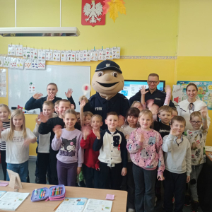 Uczniowie z policjantami i "Pyrkiem"