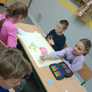 Uczniowie wykonujący plakaty