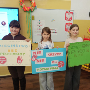 Uczennice z plakatmi promującymi hasła kampanii