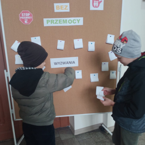 Uczniowie losujący wyzwania