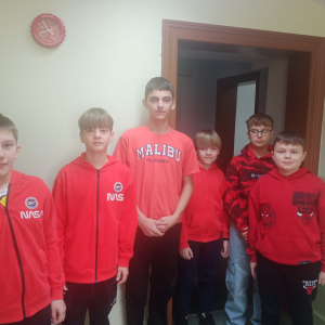 Uczniowie ubrani w czerwone stroje jako symbol sprzeciwu wobec przemocy