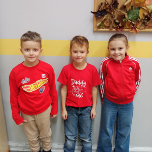 Uczniowie ubrani w czerwone stroje jako symbol sprzeciwu wobec przemocy